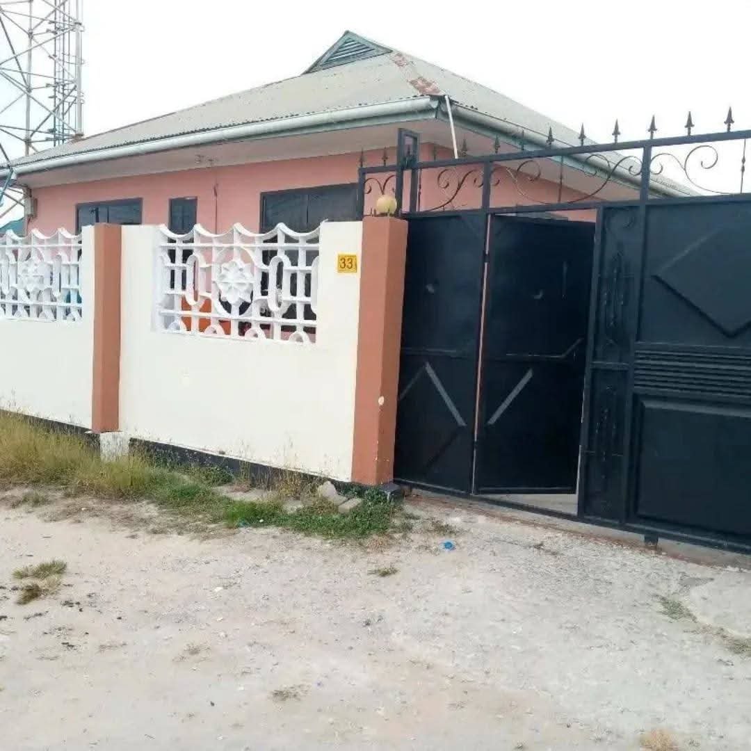 Master kubwa na sebule kibanda cha mkaa