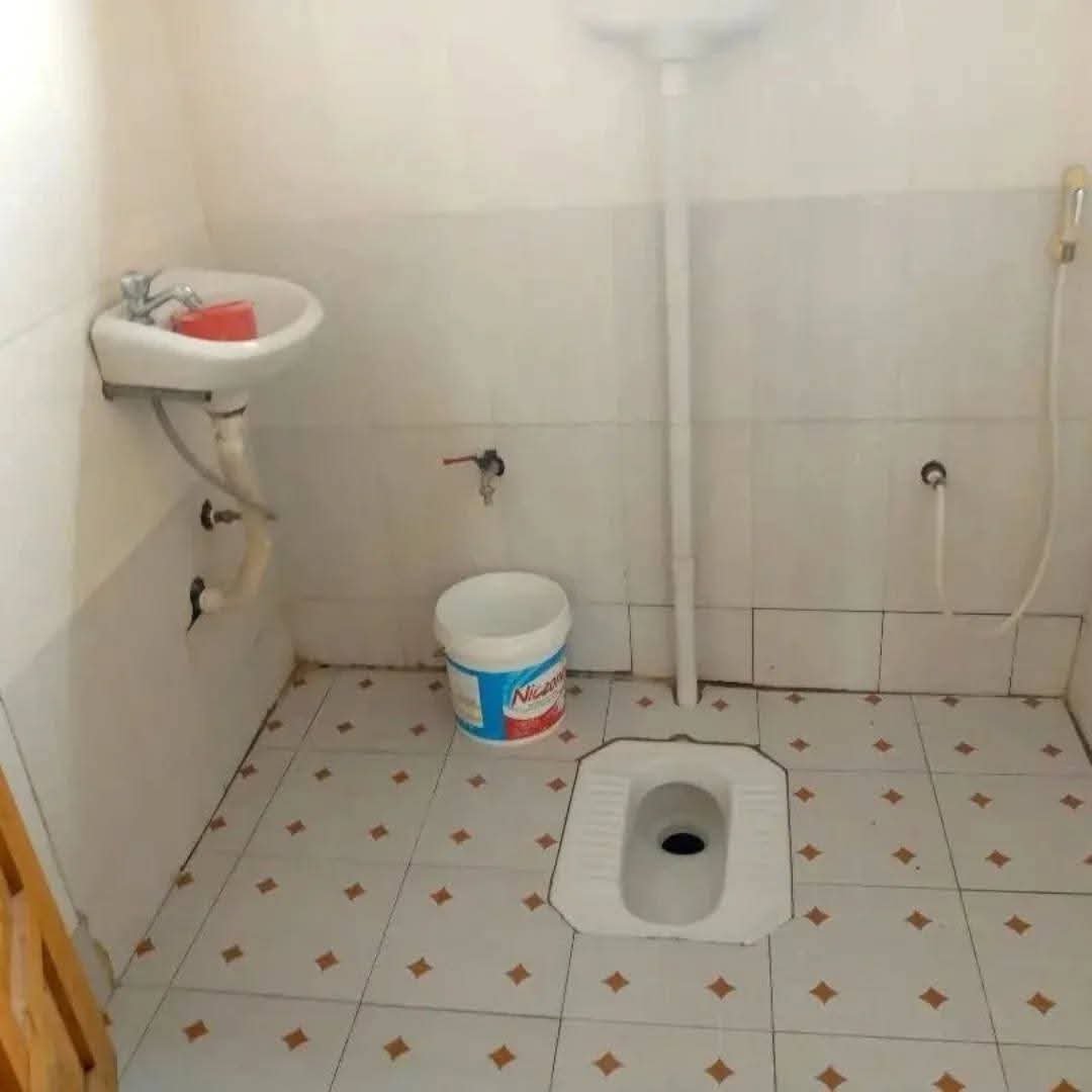 Master kubwa na sebule kibanda cha mkaa